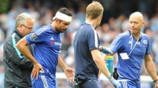 Diego Costa z Chelsea (druhý zleva) opou�tí h�i�t� v duelu s Manchesterem City.