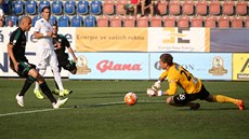 Branká� Milan He�a ze Slovácka zasahuje v duelu proti P�íbrami.