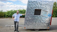 Dynamické naklonní stavby zámrn pipomíná karavan a odkazuje na mobilitu...