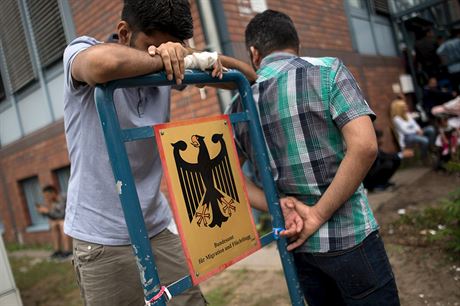Uprchlíci ped kanceláí nmeckého úadu pro migraci v berlínské tvrti Spandau...