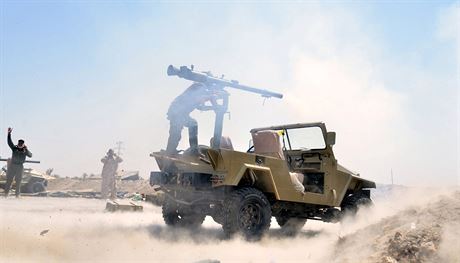 Irácké íitské milice v bojích proti Islámskému státu v provincii Fallúda (17....