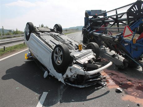 idi narazil do kombajnu a pevrátil auto na stechu.