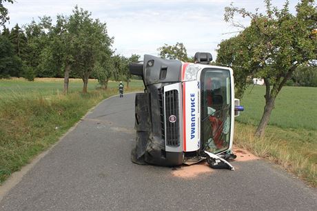 Sanitka se na Píbramsku vyhýbala autobusu, skonila na boku (28.8.2015)