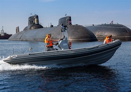 Ruské atomové ponorky v pístavu. Mla by je nahradit pátá generace.