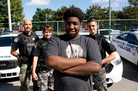 Malyk Bonnet na snímku s policisty z msta Laval.