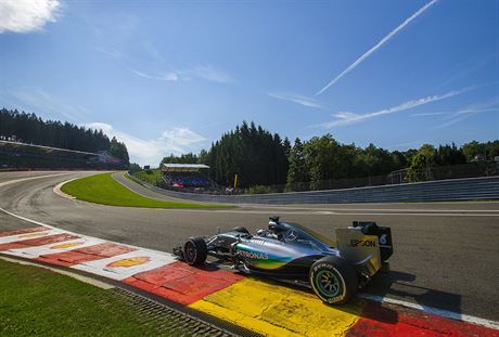 Lewis Hamilton pi kvalifikaci na Velkou cenu Belgie.