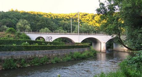 Most, na který u cyklostezky z Oban do Bílovic nad Svitavou pipevní...