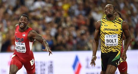 TSNÝ FINI. Usain Bolt poráí Jusitna Gatlina ve finále stovky na MS v Pekingu.