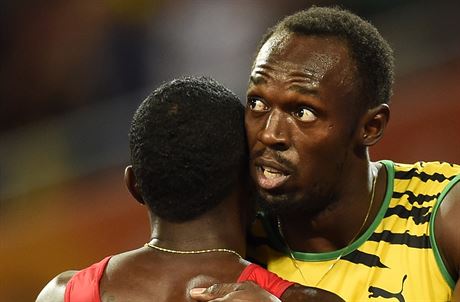 RIVALOVÉ. Justin Gatlin (zády) a Usain Bolt po finále na minulém mistrovství svta atlet v Pekingu, kde Jamajan uhájil svj trn jen o setinu sekundy.