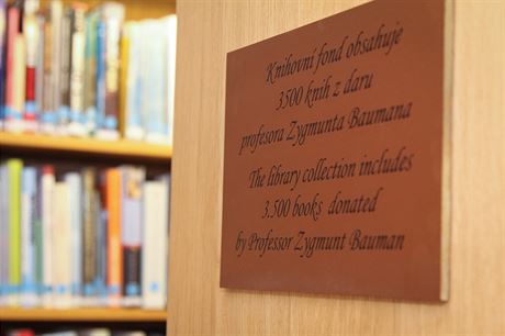 Po povodnch v roce 2002 vnoval Zygmunt Bauman knihovn Sociologickho stavu...