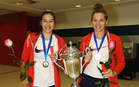 Veronika ípová (vlevo) a Tereza Vitulová s pohárem pro basketbalové mistryn...