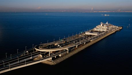 Most Tokyo Bay Aqua Line: uniktn spojen mostu a tunelu (Japonsko)