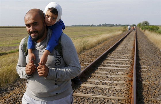 Syrtí uprchlíci na eleznici mezi Srbskem a Maarskem (25. srpna 2015)
