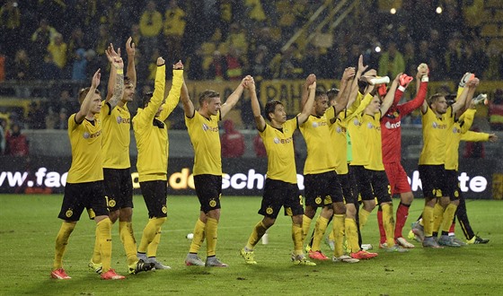 Fotbalisté Borussie Dortmundu oslavují s fanouky drtivou výhru nad norským...