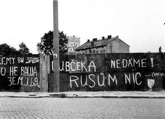 Takto bylo popsané centrum Jihlavy v roce 1968. V pozadí je vidt brána Matky...