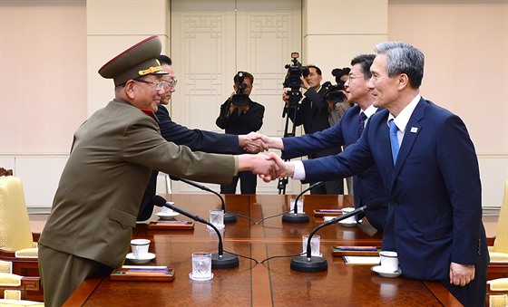 Jednání mezi jihokorejským ministrem obrany Kim Kwan-jinem (vpravo), ministrem...