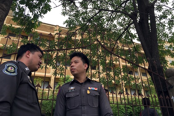 Thajská policie hlídá dm na pedmstí Bangkoku, ve kterém bydlel mu podezelý...