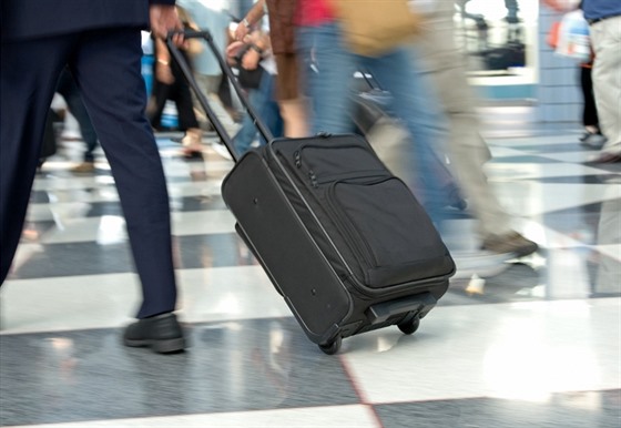 Letecký přepravce je odpovědný za zavazadla od jejich převzetí po odevzdání....