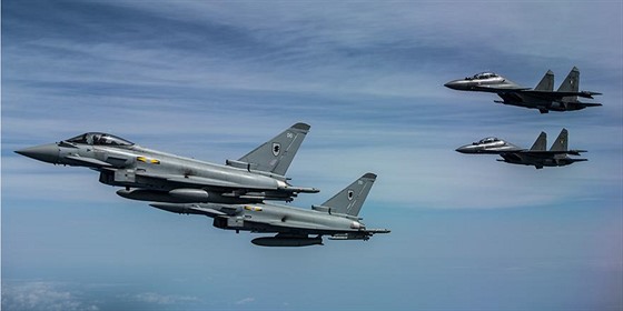 Dvojice stíhaek Typhoon britského Královského letectva pi cviení s indickými...