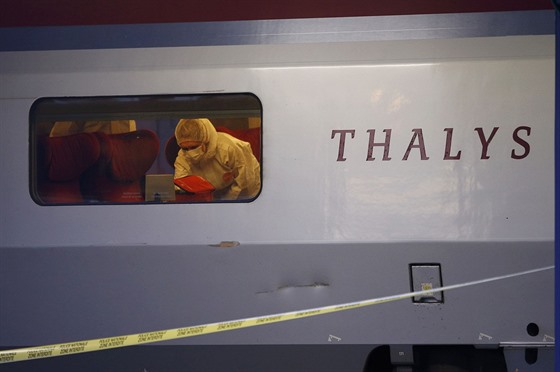 Francouzský vyetovatel v ochranném obleku prohledává vlak Thalys, ve kterém...
