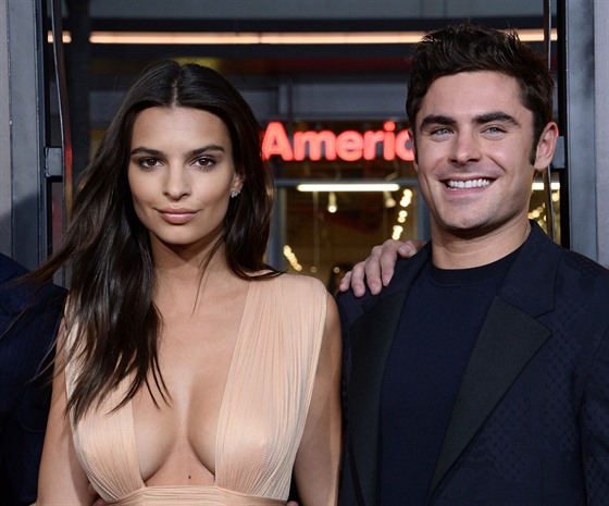 Emily Ratajkowski a Zac Efron na losangeleské premiée filmu We Are Your...