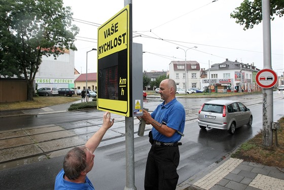 Olomoutí stráníci pipevují radar u jednoho ze zruených pechod v...