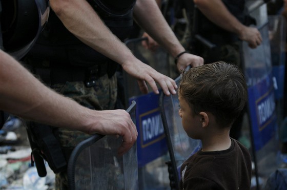 Tisíce benc uvázly na území nikoho mezi eckem a Makedonií (22. srpna 2015)