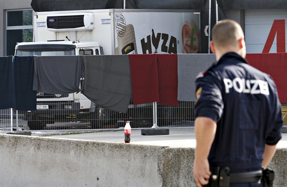 Rakouská policie ohledává tla migrant, která byla nalezena v odstaveném...