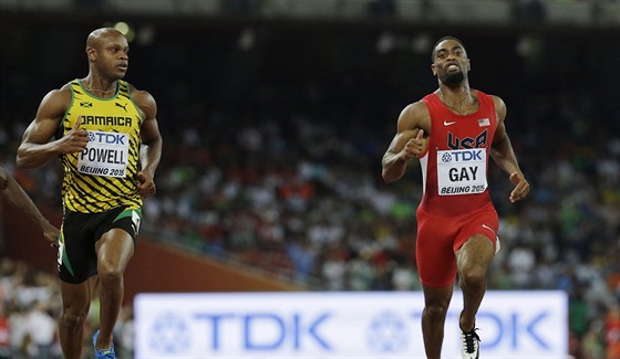 VYPUTNÝ ZÁVR. Asafa Powell a Tyson Gay v semifinále stovky na MS v Pekingu.