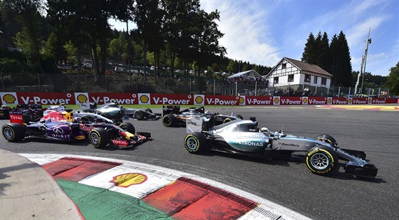 Lewis Hamilton vede poad jezdc ve Velk cen Belgie formule 1.