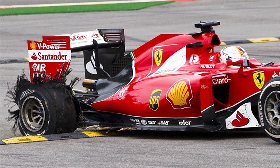 Zadní pneumatika riskantní taktiku Sebastiana Vettela pi Velké cen Belgie F1...