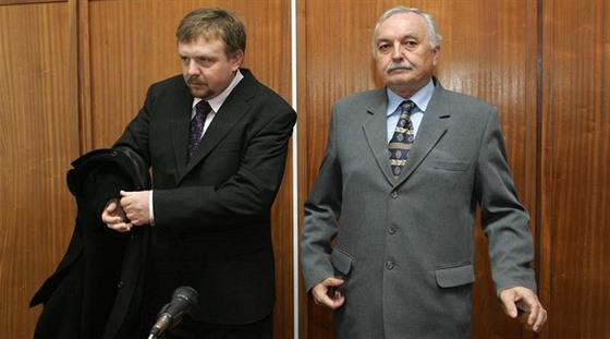 Podle alobce Kudlík (vpravo) nepravdiv poskytl informace z doby, kdy unek údajn pevzal plmilionový úplatek.