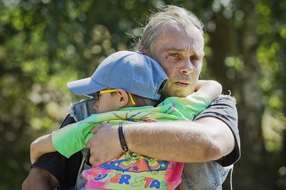Míša v objetí svého táty, který o jeho získání do péče bojoval více než pět let.