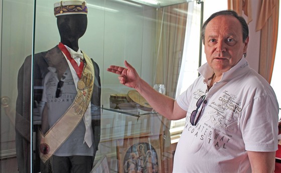Majitel zbiroského zámku Jaroslav Pácha ukazuje zednáské roucho Alfonse...