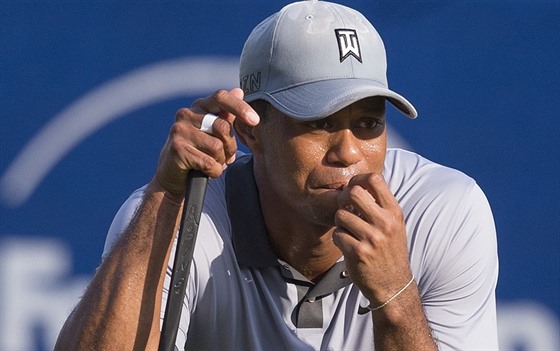 Zamylený Tiger Woods pemýlí nad dalím úderem.