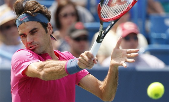 výcarský tenista Roger Federer v duelu s Novakem Djokoviem.