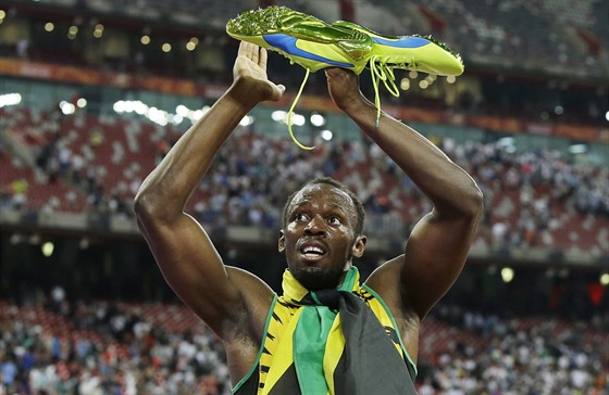 Usain Bolt ukazuje divákm tretry, které ho donesly ke zlaté medaili na...