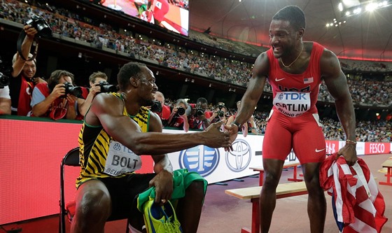 Usain Bolt (vlevo) pijímá gratulaci od amerického  rivala Justina Gatlina.