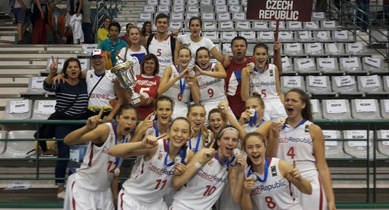 eské basketbalistky slaví zlato z mistrovství Evropy do 16 let se svými...