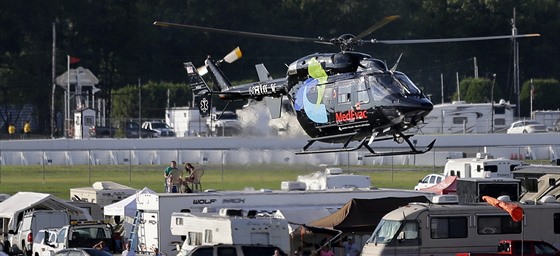 Lékaský vrtulník s ván zranným formulovým závodníkem Justinem Wilsonem