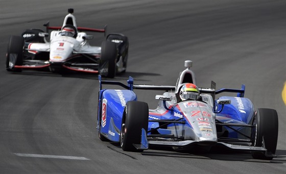 Justin Wilson (vpravo) bhem závodu série IndyCar v Allentownu.