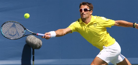 Tommy Robredo returnuje v osmifinále turnaje v Cincinnati.