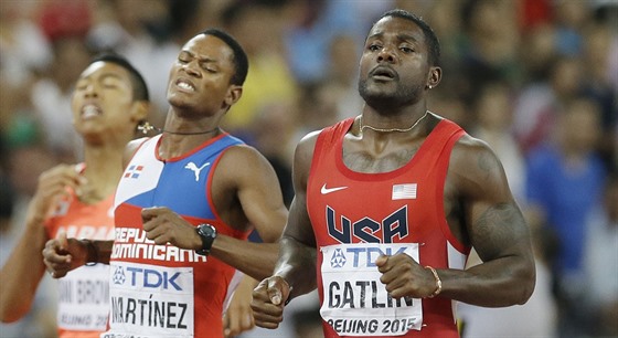 Justin Gatlin (vpravo) v semifinále sprintu na 200 metr na MS v Pekingu