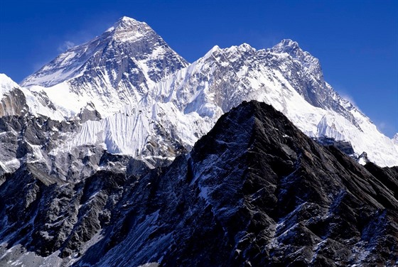Mount Everest je výzvou pro mnohé horolezce, letos se na nj ale po dubnovém...