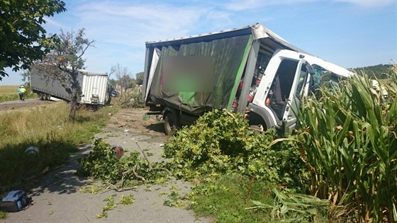 Jedno z nákladních aut skonilo vzpíené pes silnici.