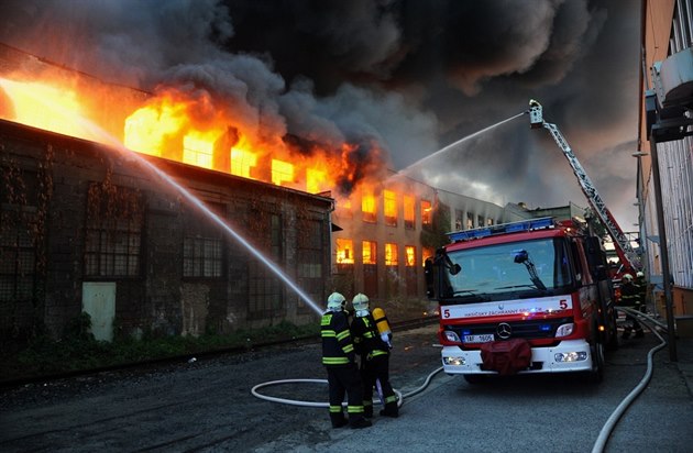 Požár bývalé tovární haly ČKD v Kolbenově ulici ve Vysočanech.