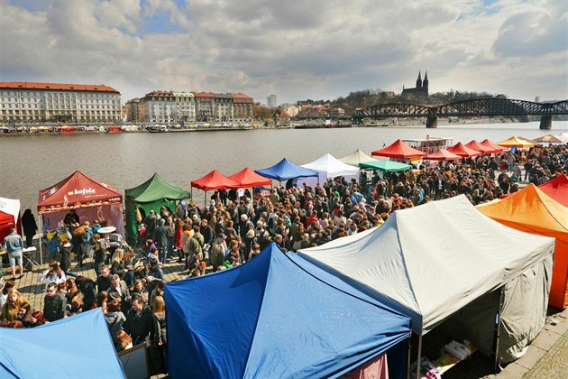 Street Food festival na smíchovské náplavce.