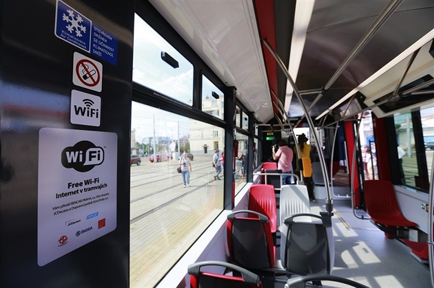 Nová tramvaj ForCity Alfa má plastové sedaky, klimatizaci a wi-fi (24.8.2015).