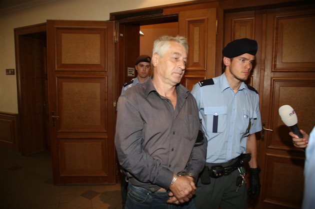 Josef Rychtá� p�ichází v poutech k okresnímu soudu.
