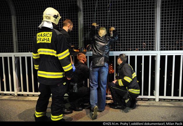 Muž chtěl skočit z Nuselského mostu (25.8.2015).